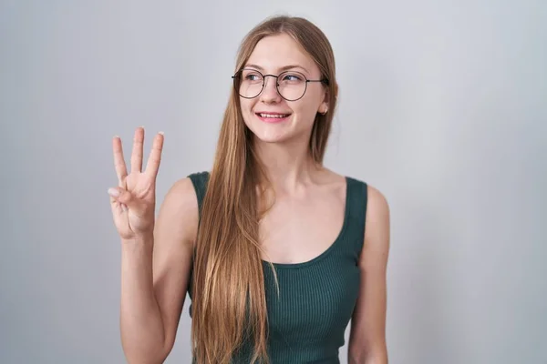 Ung Kaukasisk Kvinna Står Över Vit Bakgrund Visar Och Pekar — Stockfoto