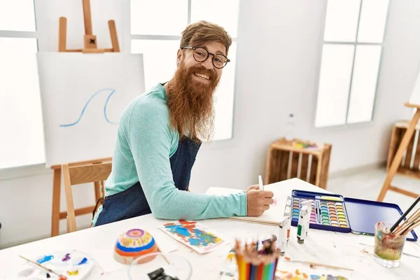 Genç Kızıl Saçlı Gülümseyen Resim Stüdyosundaki Defterine Özgüven Çizen Adam — Stok fotoğraf