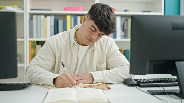 Mladý Hispánec Muž Student Pomocí Počítače Psaní Poznámek Univerzitě Knihovna — Stock fotografie