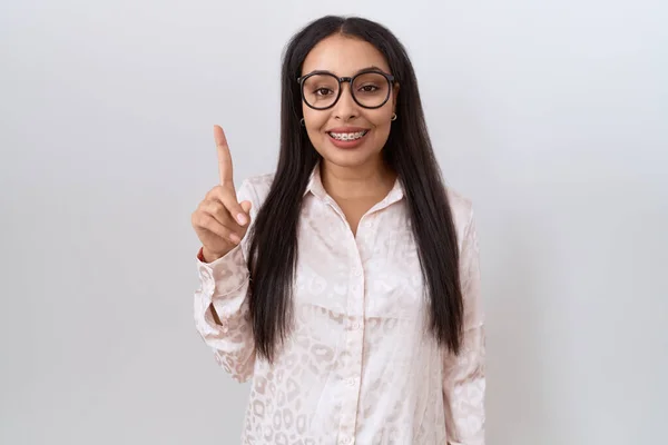 Ung Arabiska Kvinna Bär Glasögon Över Vit Bakgrund Ler Glad — Stockfoto