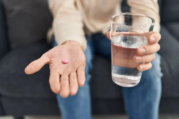 Ung Kaukasisk Man Håller Piller Och Glas Vatten Psykologiska Kliniken — Stockfoto