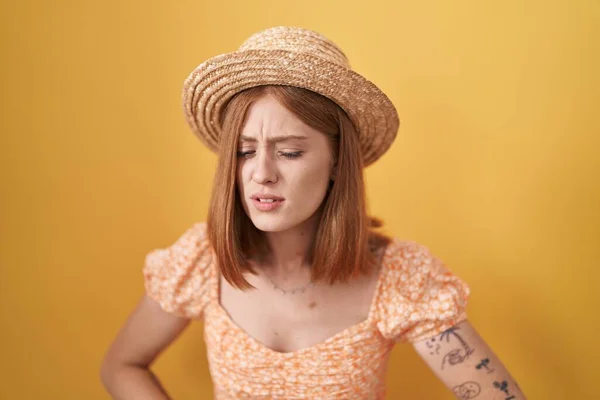 Mulher Ruiva Jovem Sobre Fundo Amarelo Usando Chapéu Verão Com — Fotografia de Stock