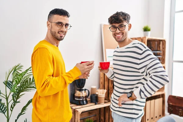 Dos Hombres Trabajadores Negocios Tomando Café Oficina —  Fotos de Stock
