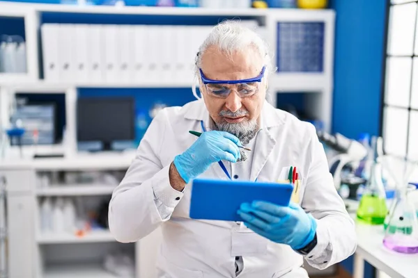 Hombre Científico Pelo Gris Mediana Edad Usando Touchpad Laboratorio — Foto de Stock