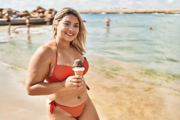 Young Hispanic Woman Wearing Bikini Eating Ice Cream Seaside — Stock fotografie