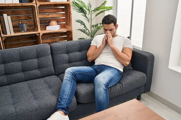 Genç Spanyol Adam Psikoloji Merkezindeki Kanepede Otururken Zihinsel Terapi Gördüğünü — Stok fotoğraf