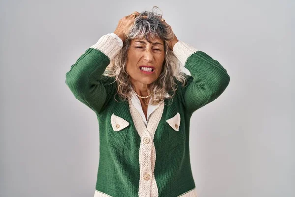 Kobieta Średnim Wieku Stojąca Nad Białym Tle Cierpiąca Ból Głowy — Zdjęcie stockowe