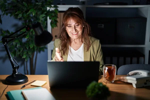 Mujer Hispana Mediana Edad Que Trabaja Con Computadora Portátil Por —  Fotos de Stock