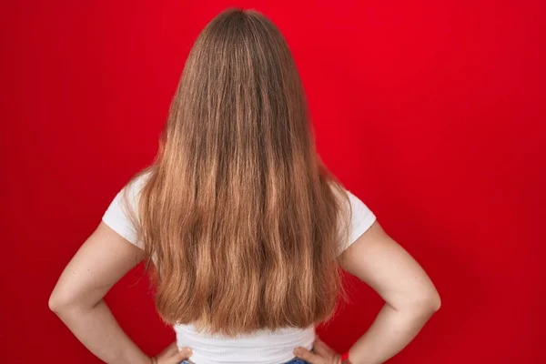 Young Caucasian Woman Standing Red Background Standing Backwards Looking Away — Stock Photo, Image