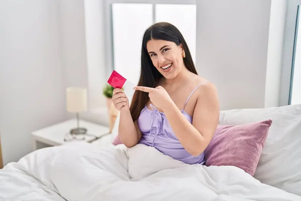 Junge Brünette Frau Trägt Dessous Und Hält Kondom Auf Dem — Stockfoto