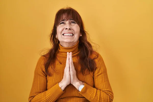 Middle Age Hispanic Woman Standing Yellow Background Begging Praying Hands — Stock Photo, Image