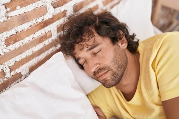 Fiatal Spanyol Férfi Fekszik Ágyon Alszik Hálószobában — Stock Fotó