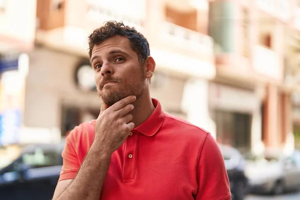 Jonge Spaanse Man Met Twijfelachtige Blik Straat — Stockfoto