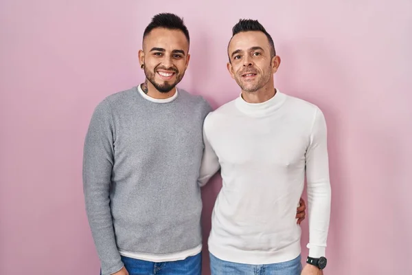 Homosexuella Par Står Över Rosa Bakgrund Med Ett Lyckligt Och — Stockfoto