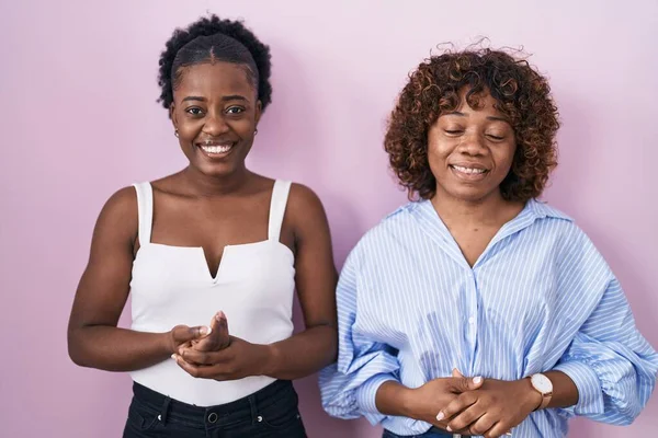 Duas Mulheres Africanas Sobre Fundo Rosa Com Mãos Juntas Dedos — Fotografia de Stock
