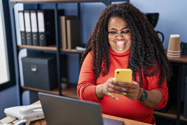 Ofiste Dizüstü Bilgisayar Akıllı Telefon Kullanan Afrikalı Amerikalı Kadını — Stok fotoğraf