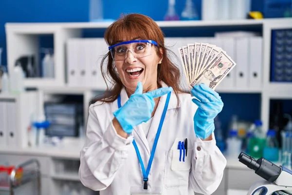 Mujer Hispana Mediana Edad Trabajando Laboratorio Científico Sosteniendo Dólares Sonriendo — Foto de Stock