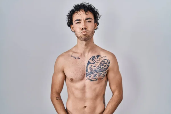 Homem Hispânico Sem Camisa Soprando Bochechas Com Cara Engraçada Boca — Fotografia de Stock