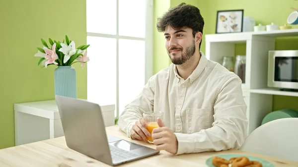 Jovem Hispânico Tomando Café Manhã Usando Laptop Sala Jantar — Fotografia de Stock
