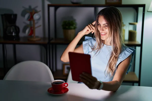 Νεαρή Ισπανίδα Γυναίκα Που Χρησιμοποιεί Touchpad Κάθεται Στο Τραπέζι Νύχτα — Φωτογραφία Αρχείου