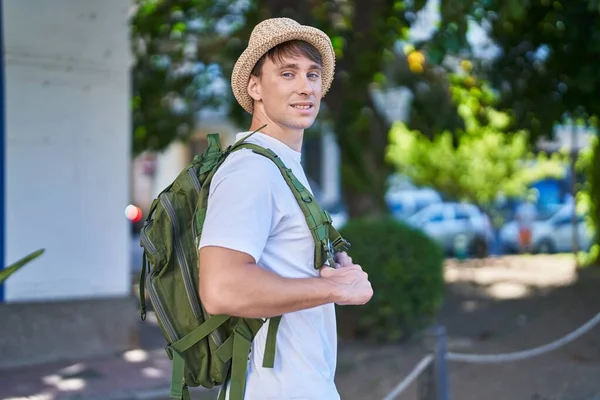 Parkta Kendine Güvenen Genç Beyaz Adam Gülümsüyor — Stok fotoğraf