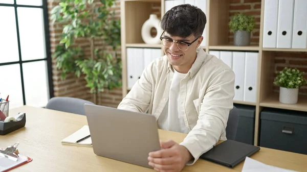 Young Hispanic Man Business Worker Using Laptop Working Office — Stock fotografie