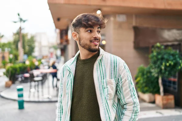 Młody Arabski Człowiek Uśmiechnięty Pewny Siebie Patrząc Bok Ulicy — Zdjęcie stockowe