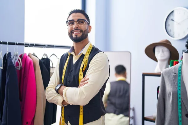 在服装厂 年轻的阿拉伯男子裁缝微笑着自信地站在那里 交叉着双臂 — 图库照片