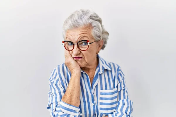 Seniorin Mit Grauen Haaren Steht Vor Weißem Hintergrund Und Wirkt — Stockfoto