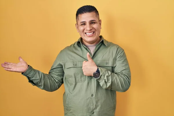 Jovem Hispânico Sobre Fundo Amarelo Mostrando Palma Mão Fazendo Gesto — Fotografia de Stock