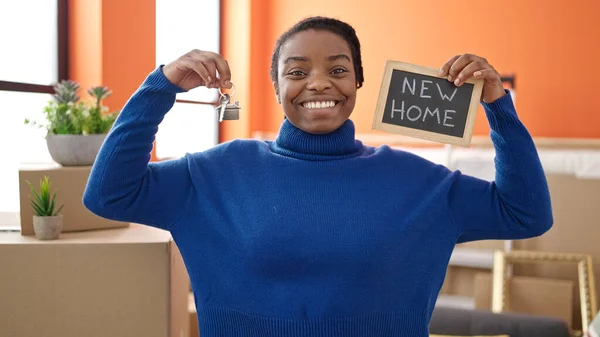 Afrikaans Amerikaanse Vrouw Glimlachen Zelfverzekerd Met Nieuwe Huissleutels Schoolbord Nieuw — Stockfoto