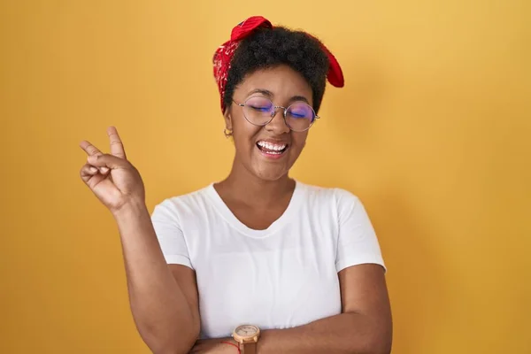 Joven Mujer Afroamericana Pie Sobre Fondo Amarillo Sonriendo Con Cara —  Fotos de Stock