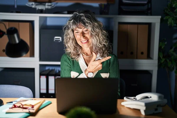 Mujer Mediana Edad Que Trabaja Noche Usando Computadora Portátil Alegre —  Fotos de Stock
