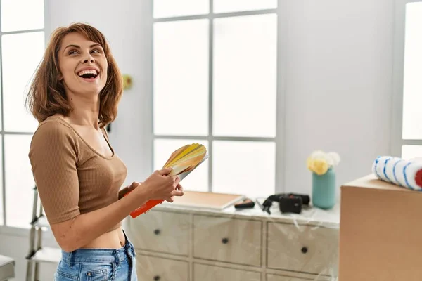Young Caucasian Woman Smiling Confident Choosing Wall Color Home — Fotografia de Stock