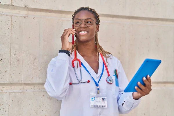 Médecin Afro Américaine Parlant Sur Smartphone Utilisant Pavé Tactile Hôpital — Photo