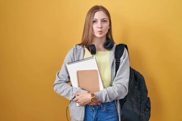 Ung Kaukasiska Kvinna Bär Student Ryggsäck Och Hålla Böcker Gör — Stockfoto