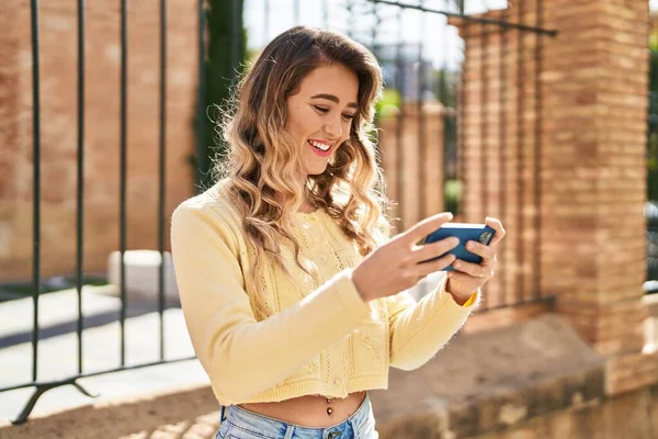 Jonge Vrouw Glimlachen Zelfverzekerd Kijken Video Smartphone Straat — Stockfoto