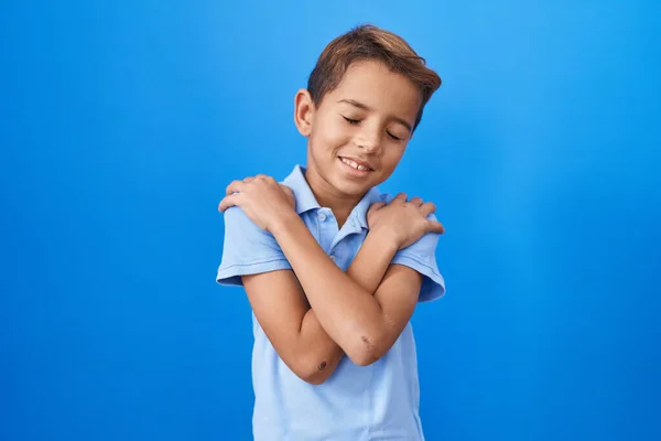 Küçük Spanyol Çocuk Günlük Mavi Tişört Giyip Kendine Sarılıyor Mutlu — Stok fotoğraf