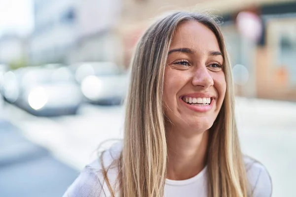 Young Beautiful Hispanic Woman Smiling Confident Looking Side Street — Foto de Stock