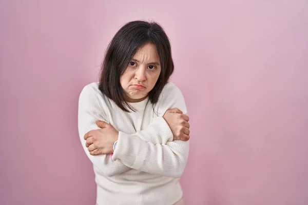 Donna Con Sindrome Piedi Sfondo Rosa Agitazione Congelamento Freddo Invernale — Foto Stock