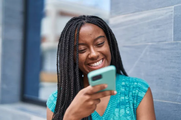 Afrikkalainen Amerikkalainen Nainen Hymyilee Luottavainen Puhuu Älypuhelimeen Kadulla — kuvapankkivalokuva