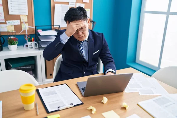 Young Chinese Man Business Worker Stressed Using Laptop Office — Stock Photo, Image