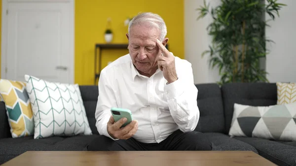 Senior Pomocí Smartphonu Vážným Výrazem Doma — Stock fotografie