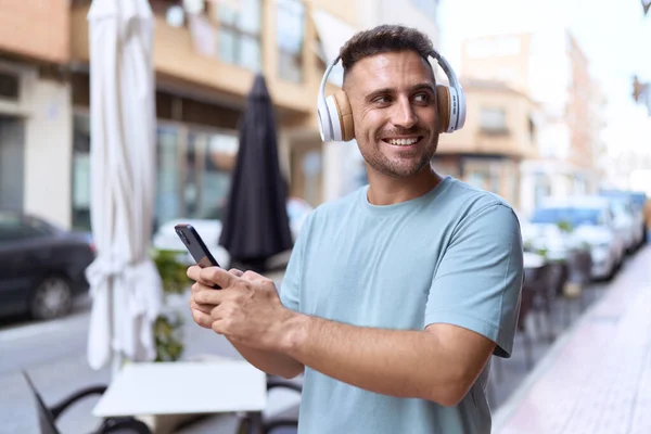 Genç Spanyol Adam Kahve Dükkanının Terasında Müzik Dinliyor — Stok fotoğraf