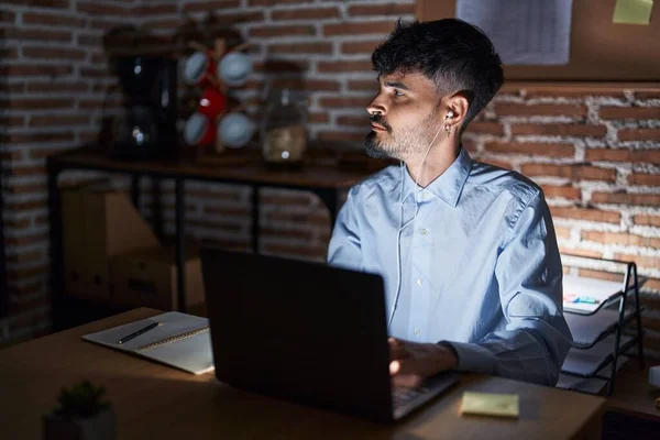 Geceleri Ofiste Çalışan Sakallı Genç Spanyol Bir Adam Yan Tarafa — Stok fotoğraf