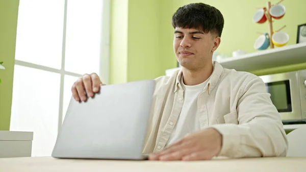 Fiatal Spanyol Férfi Nyitó Laptop Asztalra Ebédlőben — Stock Fotó