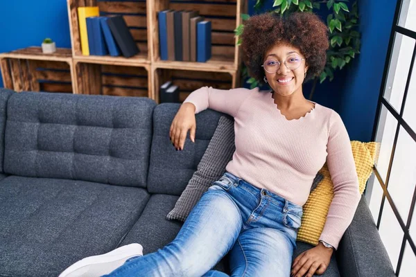 Africano Americano Mulher Sorrindo Confiante Sentado Sofá Casa — Fotografia de Stock