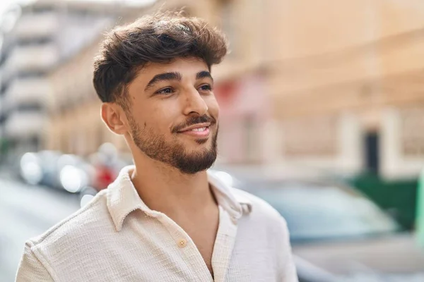 Νεαρός Άραβας Χαμογελά Σίγουρος Κοιτάζοντας Προς Την Πλευρά Του Δρόμου — Φωτογραφία Αρχείου