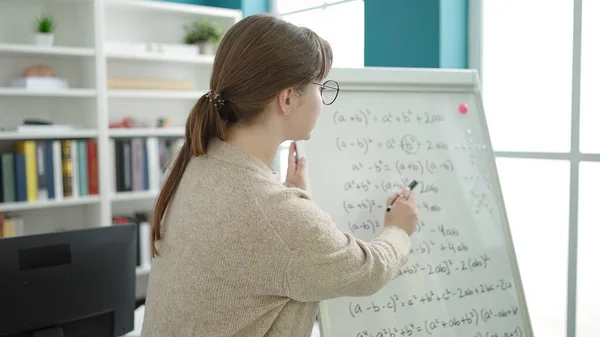 Młoda Blondynka Nauczycielka Wyjaśniająca Lekcje Matematyki Uniwersytecie Bibliotece — Zdjęcie stockowe