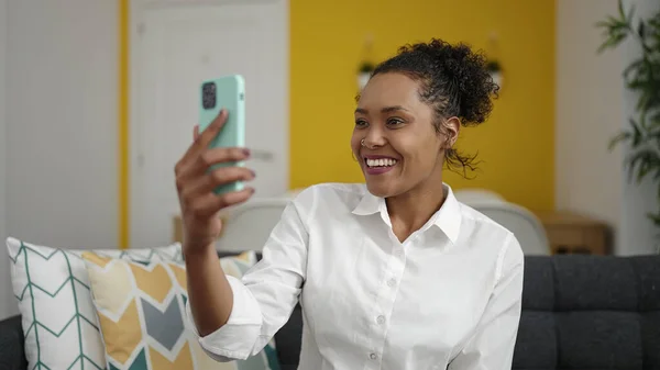 Africano Americano Mulher Fazer Selfie Por Smartphone Sentado Sofá Casa — Fotografia de Stock